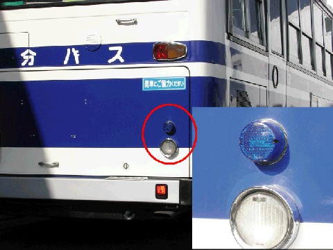 バス後部の青色のランプが点滅